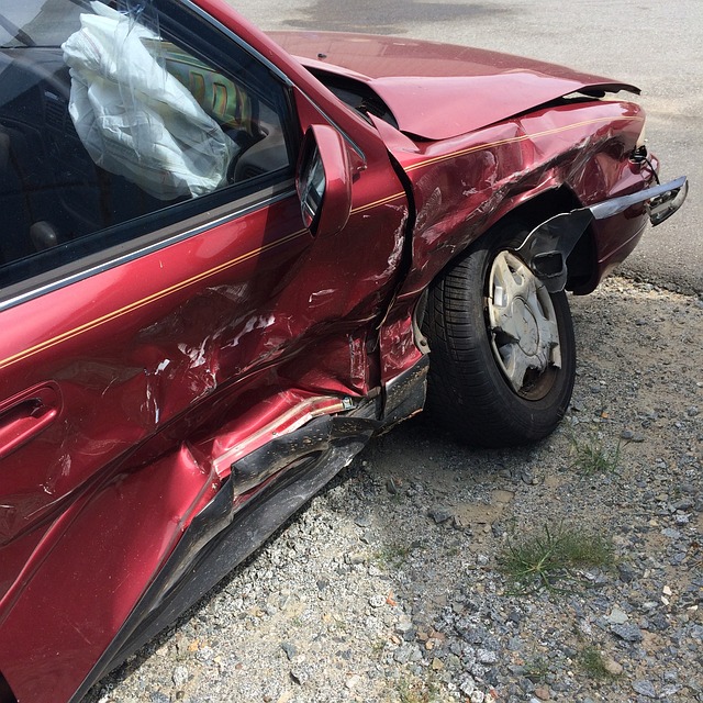červené nabourané auto